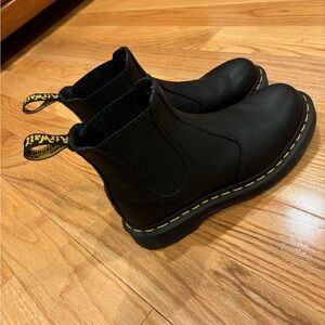 Dr. Martens 2976 Leather Chelsea Boots, US Women’s Size 6 (Fits like a 7)